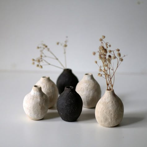 Short Vase Ideas, Bud Vase Pottery, Small Ceramic Vase, Pottery Vases Handmade, Ceramic Vase Centerpiece, Tiny Vases, Ceramic Bud Vases, Mini Vases, Honey Pots