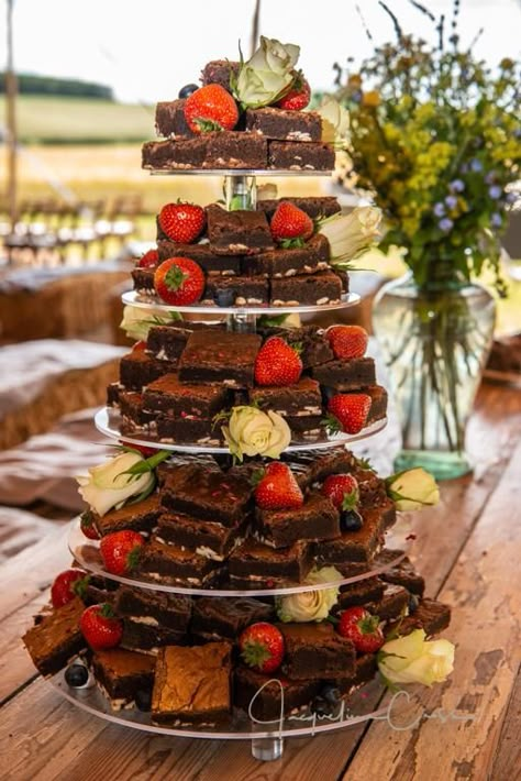 Brownie Table Wedding, Brownies For Wedding Reception, Brownie Dessert Bar Wedding, Wedding Brownie Cake, Alternative Wedding Cake Options, Brownie Wedding Cake Ideas, Wedding Sweet Bar, Wedding Dessert Station, Brownies Wedding