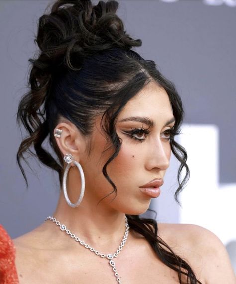 Kali Uchis Makeup Look, Kali Uchis Hairstyles, Kali Uchis Makeup, Kali Uchis Concert, Yass Queen, Latina Hair, Prom 2023, Quince Hairstyles, Small Braids