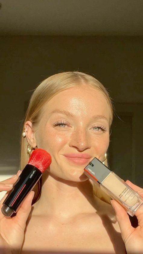 SHISEIDO: Stipple. Blend. Done! Watch @walker_ash apply SYNCHRO SKIN RADIANT LIFTING Found... https://www.alojapan.com/443473/shiseido-stipple-blend-done-watch-walker_ash-apply-synchro-skin-radiant-lifting-found/ #Japanesebeauty, #Shiseido, #Shiseidomakeup, #SynchroSkin Shiseido Makeup, Beauty Routine Tips, Beauty Advice, Stippling, Radiant Skin, Aging Skin, Beauty Routines, Glowing Skin, Ash