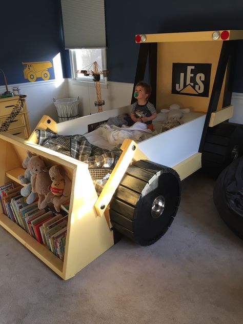 Construction Truck Bed Plans for Toddler construction theme room for boy or girl https://www.etsy/shop/HammerTree Bedroom Ideas Shabby Chic, Construction Theme Rooms, Vehicle Bedroom, Construction Bedroom, Kids Bedroom Boys, Diy Construction, Space Themed Bedroom, Construction Vehicle, Toddler Boys Room