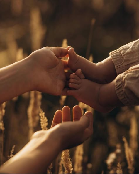 Mother’s Day Generational Photoshoot, Moody Motherhood Photography, Motherhood Outdoor Photography, Mom And Baby Girl Photoshooting, Family Of 3 Photoshoot Newborn, Hippie Family Photoshoot, Outdoors Newborn Photography, Mommy And Me Summer Photo Shoot, Family Outdoor Photoshoot Ideas