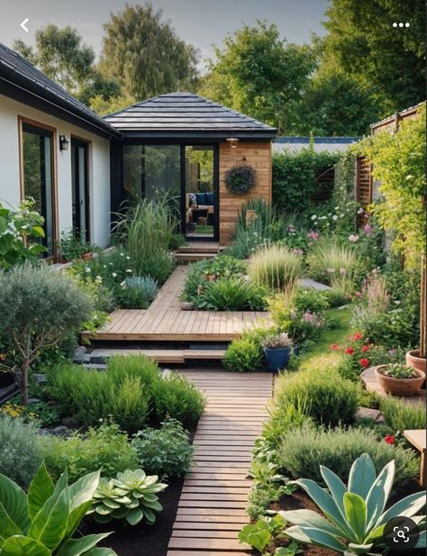 Small Flower Garden Ideas Backyards, Small Modern Garden Design, Narrow Garden Design, Modern Garden Inspiration, Narrow Garden Ideas, Boho Garden Decor, Small Home Garden, Small Backyard Garden Design, Garden Renovation