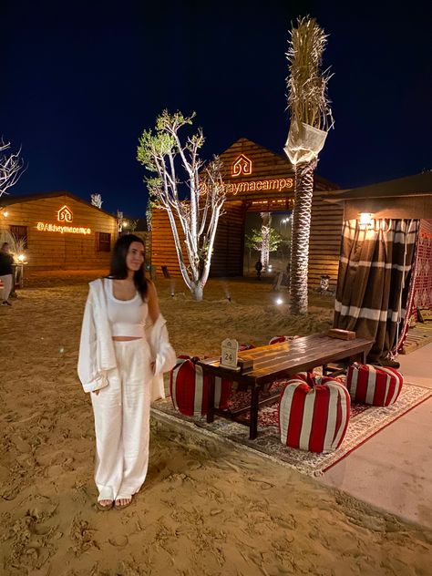 Desert Outfit Ideas Morocco, Dubai Birthday Outfit, Qatar Fashion Outfits, Arab Vacation Outfits, Middle Eastern Vacation Outfits, Desert Outfit Ideas Dubai Modest, Dubai Outfit Inspiration, Dubai Womens Fashion, Safari Desert Outfit Women