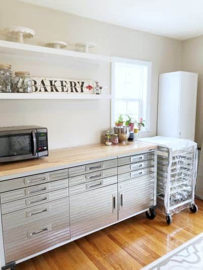 Baker Storage Ideas, Bakery Kitchen Organization, Home Bakery Decorating Ideas, Bakery Station At Home, Home Baking Station, Cookie Decorating Room Ideas, Home Bakery Business Kitchens, Home Bakery Organization Ideas, Micro Bakery Kitchen