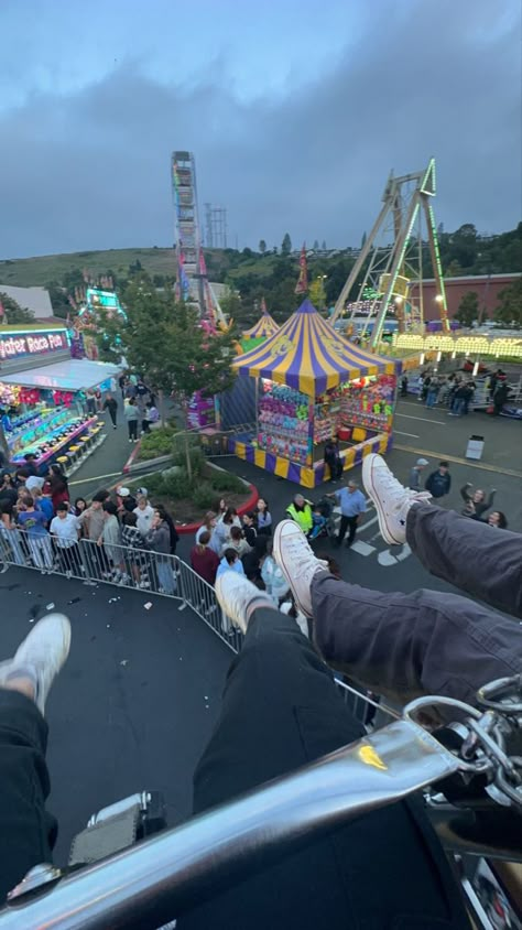 Days Out Aesthetic, Street Fair Aesthetic, Theme Park Aesthetic Friends, Carnival With Friends, Fair Photo Ideas, Fair Date Aesthetic, Fair Aesthetic Friends, Summer Carnival Aesthetic, Summer Fair Aesthetic