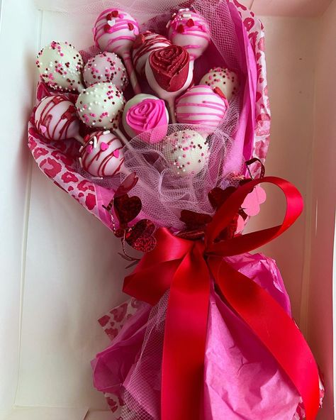 Instagram Sweet Treats For Valentines Day, Vday Treat Boxes, Valentines Rice Krispies, Valentine Days Desserts, Valentines Strawberry Ideas, Pastry Ideas To Sell, Valentine Business Ideas, Valentines Day Sweets Box Ideas, Valentines Mini Cake Ideas