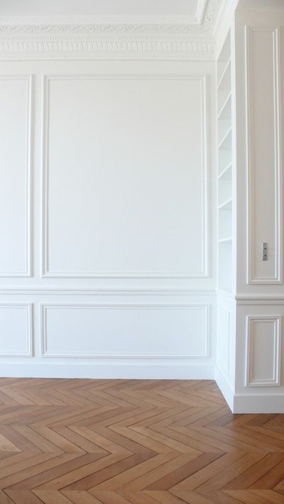 Details Ruangan Studio, درج السلم, Wall Moulding, White Molding, Herringbone Wood Floor, Herringbone Wood, Herringbone Floor, Crown Moulding, Transitional Living