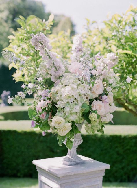 Lavender Wedding Ceremony, White And Lavender Wedding, Wedding Ceremony Design, Wedding Floral Ideas, French Garden Wedding, Lilac Wedding Flowers, Summer Wedding Reception, Lavender Wedding Flowers, Wedding In France