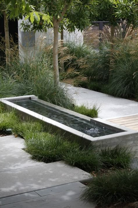 Water Moderne Have, Modern Garden Design, Water Features In The Garden, Garden Fountain, Family Garden, Garden Water, Pacific Palisades, Landscaping Tips, Beautiful Backyards