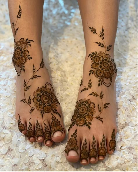 Mehandi Full Hand, Minimalistic Mehendi Designs, Minimalistic Mehendi, Mehendi Designs Front Hand, Modern Mehndi Design, Mehendi Designs For Hands, Makeover Photoshoot, Leg Henna Designs, Feet Henna