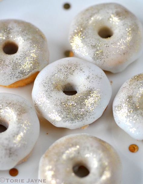 Add some sparkle to your wedding by wearing these gorgeously glittered donuts at your reception! Wedding Donuts, Donut Bar, Cute Donuts, Wedding Treats, Doughnut Recipe, Delicious Donuts, Wedding Dessert, Mini Donuts, Dessert Bar