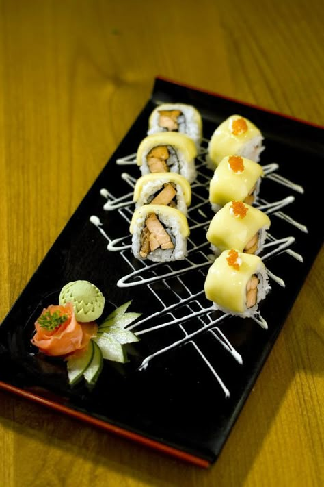 Sushi Plating Ideas, Sushi Plating, Sushi Presentation, Food Plating Design, Japanese Food Photography, Sashimi Recipe, Salmon Food, Sushi Ideas, Plating Design