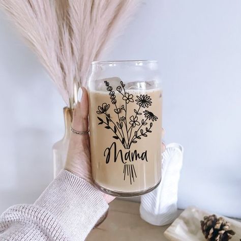 Affordable price for such a high-quality tumbler cup Custom Glass Cups Names, Mama Glass Cups With Vinyl, Glass Jar Coffee Cup, Mom Beer Glass Cup, Mama Beer Can Cup, Iced Coffee Glass Cups Diy, Mama Coffee Cup, Iced Coffee Cups Design, Glass Cups With Vinyl Diy