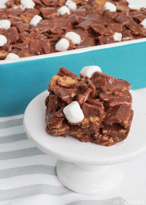 These S'mores bars (AKA indoor s'mores) made with marshmallow, chocolate and golden grahams are TO DIE FOR! Golden Graham Smores, Golden Grahams Smores Bars, Smores Treats, Reese's Peanut Butter Bars, Indoor Smores, S Mores Bars, Marshmallow Chocolate, Golden Grahams, Smores Dessert