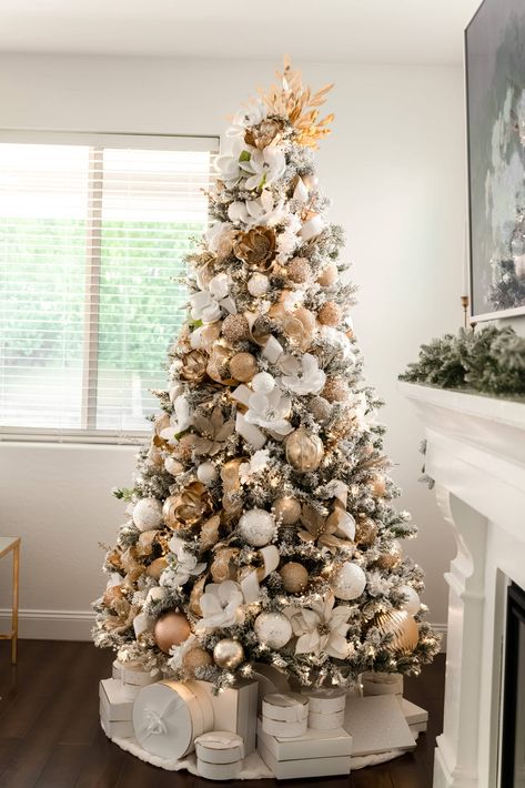 Crismas Tree, Christmas Tree Inspo, Gold Christmas Tree Decorations, Christmas Tree Decorating Themes, Elegant Christmas Trees, Creative Christmas Trees, Silver Christmas Tree, Gold Christmas Decorations, Christmas Decor Inspiration