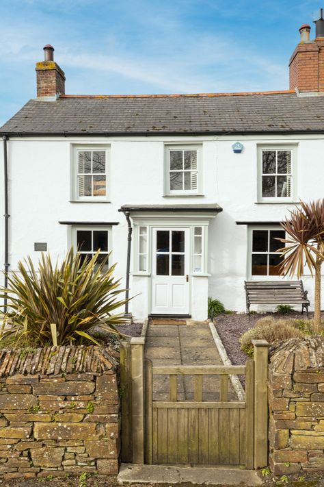 Cornish Cottage Exterior, Cornwall Cottage Interior, Cotswolds Cottage Exterior, Small Seaside Cottage, English Country House Style, Truro Cornwall, Cornish Cottage, Cornwall Cottages, Cotswolds Cottage