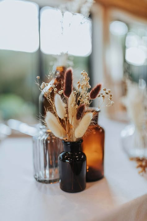 Dried Bud Vases Wedding, Dried Flower Bud Vase Centerpiece, Boho Arrangement Wedding, Simple Dried Floral Centerpieces, Rustic Reception Tables, Autumn Boho Wedding Decorations, Dried Flower Wedding Tablescape, Minimal Fall Wedding Centerpieces, Rustic Cocktail Table Decor