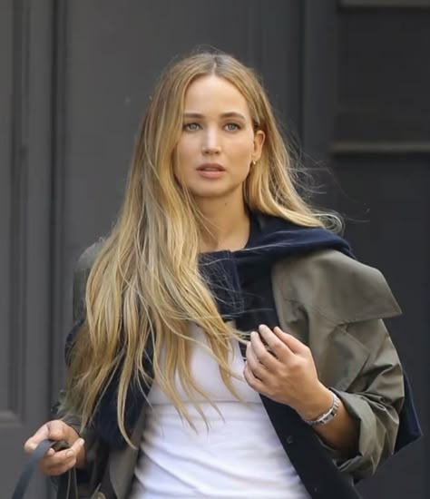 Jennifer Lawrence Honey Blonde Hair, Blonde Jennifer Lawrence, Jennifer Lawrence Hair Color, Jennifer Lawrence Wavy Hair, Jennifer Lawrence Hair 2024, Jennifer Lawrence Brunette Hair, Jennifer Lawrence Blonde Hair, Jennifer Lawrence Hair 2023, Jennifer Lawrence Hair Long