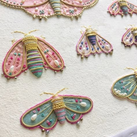 Bugs Embroidery, Cl Fashion, Bead Embroidery Patterns, Handmade Embroidery Designs, Bead Embroidery Jewelry, 자수 디자인, Hand Embroidery Art, Flower Embroidery Designs, Hand Embroidery Stitches