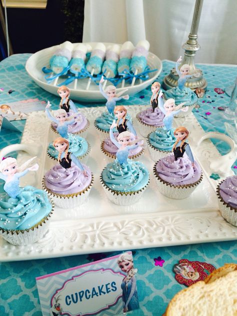 Simple Frozen Theme Cupcakes, Anna And Elsa Cupcakes, Frozen Cake And Cupcakes, Elsa Birthday Cupcakes, Diy Frozen Cupcakes, Cake Pops Frozen Theme, Elsa Frozen Cupcakes, Frozen Birthday Party Cupcakes, Princess Anna Birthday Party