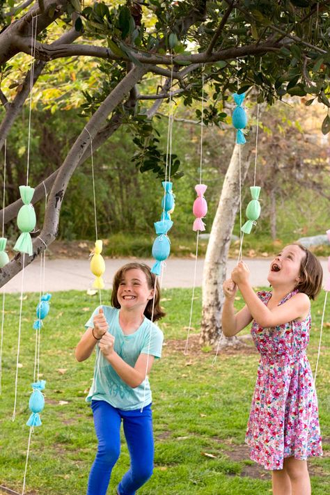 DIY Candy-Filled Egg Popper Tree, great for older kids during the Easter egg hunt Fun Easter Games, Easter Games For Kids, Egg Hunt Party, Diy Osterschmuck, Creative Easter Eggs, Easter Hunt, Easter Games, Easter Stuff, Easter Birthday