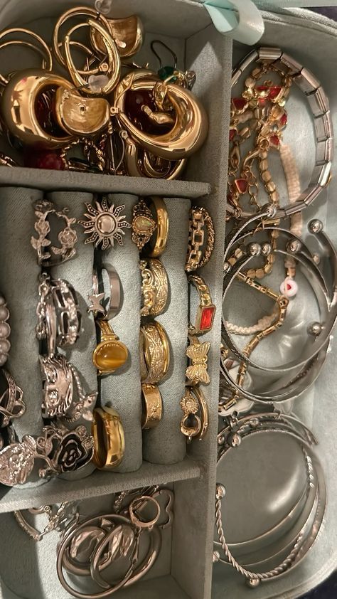 Jewelry Aesthetic Photography, Necklace Aesthetic Silver, Drawing Jewelry Design, Necklace Aesthetic Gold, Aesthetic Silver Rings, Aesthetic Gold Necklace, Gold Necklace Aesthetic, Rings Aesthetic Vintage, Silver Rings Aesthetic