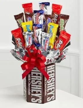 How to Make a Candy Bouquet: 57+ DIY Ideas | Guide Patterns Graduation Candy Bouquet, Candy Bar Bouquet, Birthday Flowers Arrangements, Man Bouquet, Candy Arrangements, Candy Gift Baskets, Candy Bar Birthday, Candy Bouquet Diy, Birthday Presents For Men