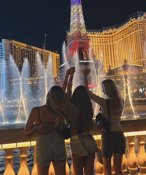 Vegas will always be for the girls 🎰 Vegas Best Friend Pics, Las Vegas 30th Birthday, Nevada Las Vegas, Vegas 30th Birthday Trip, Las Vegas Photo Ideas, 21st Birthday Vegas, Birthday Vegas, West America, Las Vegas Birthday