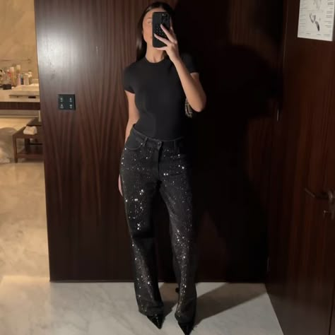 New Year S Eve Outfit 2025, Job Party Outfit, Sparkle Pants Outfit, Glitter Pants Outfit, Jordan Woman, Drinks Outfit, Casual Night Out Outfit, Glitter Outfit, Date Outfit Ideas