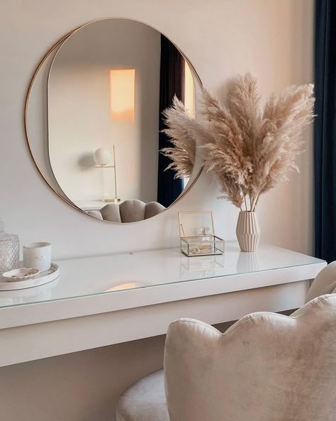 Bedroom Ideas Makeup, Vanity Mirror Ideas Bedrooms, Vanity Mirrors Ideas, Aesthetic Mirrors, Simple Vanity, Dressing Room Decor, Hello Sunday, White Room Decor, Circle Mirror