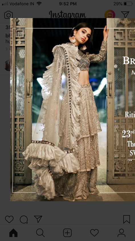 Frill Dupatta Designs, Tassels Fashion Clothing, Dupatta Designs, Indian Wedding Gowns, Choli Dress, Indian Outfits Lehenga, Saree Lehenga, Choli Designs, Blouse Saree