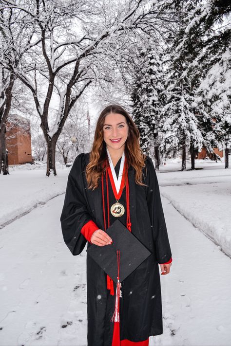 Winter Graduation Outfit College, Winter Graduation Pictures, College Graduation Pictures Outfits, Senior Pictures Winter, Graduation Shots, Winter Graduation Outfit, Graduation Senior Pictures, Graduation Photos College, Graduation Pictures Outfits