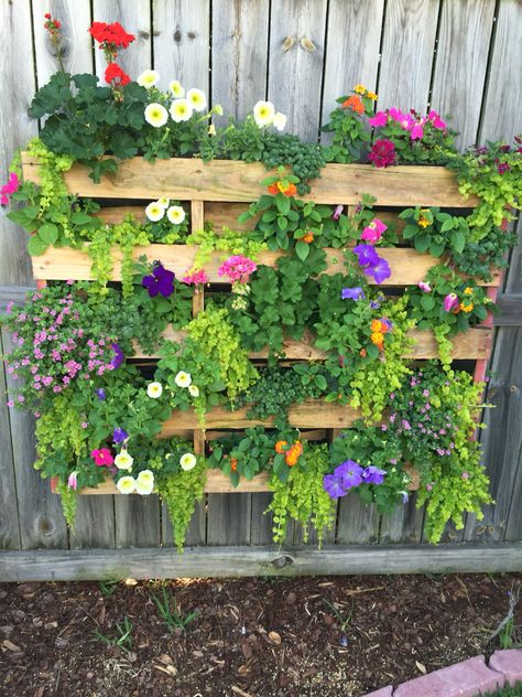 Pallet Uses In Garden, Flower Pallet Ideas, Pallet Garden Planter, Pallet Succulent Planter, Wooden Pallet Garden Ideas, Skid Planters, Pallet Wall Planter, Pallet Planters Ideas, Landscaping With Pallets