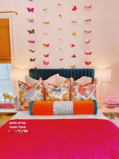 College Room Themes, Colorful Whimsical Bedroom, Postgrad Apartment, Eclectic Dorm Room, Preppy Coconut Girl, Pink Maximalist, Maximalist House, School Apartment, College Dorm Inspo