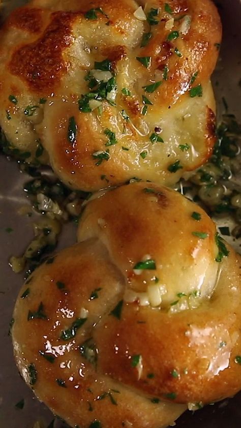 Cheesy Garlic Knots Recipe, Cheesy Stuffed Bread, Cheesy Meals Dinners, Cool Cooking Videos, Cheesy Food Videos, Cheesy Recipes Videos, Cooking Ideas Videos, Delicious Food Recipes Videos, How To Make Food Videos Cooking