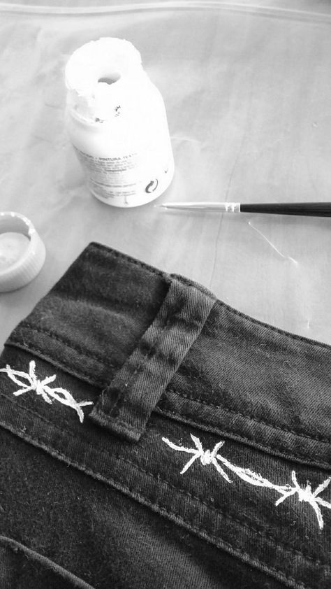 Sharpie Jeans Grunge, Diy Jeans Painting, Pants Custom Paint, Diy Pants Design, Punk Clothing Diy, Custom Jeans Aesthetic, Diy Pants Jeans, Painting Pants Diy, Custom Pants Paint