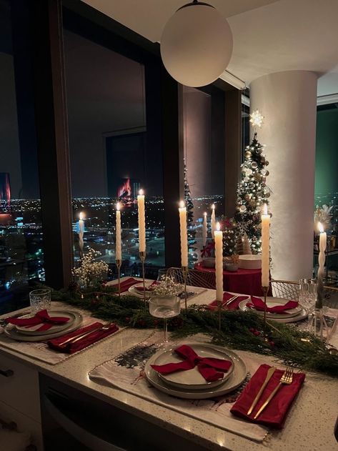 Dinner setting for christmas Aesthetic Christmas Dinner Table, Red Bow Table Setting, Christmas Lunch Decorations, Table Decor Christmas Party, Christmas Posada Ideas, Decoration For Christmas Table, Christmas Table Set Up Dinner Parties, Christmas Table Elegant, My Christmas Aesthetic