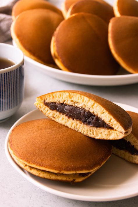 Dorayaki (どらやき) Japanese Red Bean Pancakes Doracake Japanese, Red Beans Dessert, Traditional Japanese Desserts, Yummy Japanese Food, Dorayaki Aesthetic, Delicious Japanese Food, Japanese Breakfast Aesthetic, Japanese Dessert Aesthetic, Japanese Cafe Food