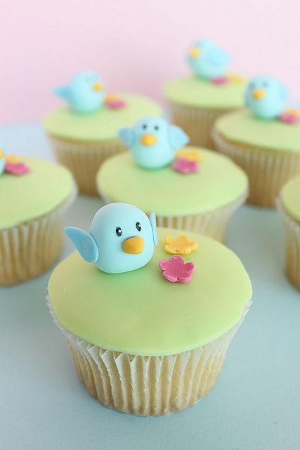 Blue bird cupcakes, so sweet.-looks like a little too much work for me, but awesome just the same Cupcakes Bonitos, Torte Creative, Cupcake Tier, Torte Cupcake, Creative Cupcakes, Beautiful Cupcakes, Cupcake Designs, Easter Cupcakes, Fondant Figures