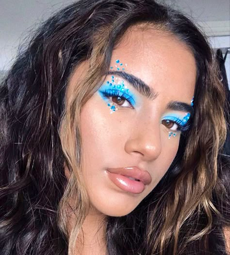 Bright Blue Eyeshadow, Hair Knot Tutorial, Glitter Carnaval, Carnaval Make-up, Festival Eye Makeup, Makeup Festival, Blue Eyeshadow Looks, Make Carnaval, Braided Top Knots