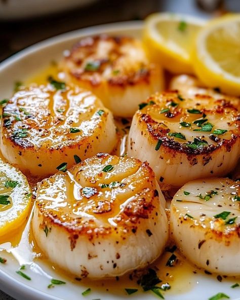 🧄 Garlic Butter Baked Scallops 🧈 "A buttery, savory dish that’s perfect for impressing your family or guests. A quick and flavorful seafood favorite!" 🧄 Ingredients: - 1 lb large scallops, patted dry - 4 tbsp butter, melted - 3 cloves garlic, minced - 1/4 cup breadcrumbs - 1/4 cup Parmesan cheese, grated - 1 tbsp fresh parsley, chopped - 1 tbsp lemon juice - Salt and pepper to taste - Lemon wedges (for serving) 🍋 Directions: 1️⃣ Preheat the Oven: Preheat your oven to 400°F (200°C) and prepa... Thanksgiving Table Decor Ideas, Baked Scallops, Power Foods, Cooking Recipes Desserts, Parmesan Cheese, Garlic Butter, Savoury Dishes, Fresh Parsley, Interesting Food Recipes