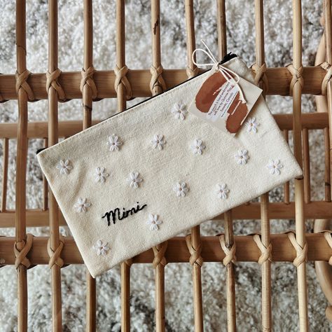 Hand embroidered daisy flowers with personalized name 💕 #handembroidery #embroidery #smallbusiness #smallbusinessowner #shopsmall #etsyseller #cutegifts #aesthetic #handmade #giftideas #giftforher #giftsforfriends #daisy Small Bag Embroidery Ideas, Hand Embroidered Canvas Bag, Embroidery Shopping Bag, Belt Bag Embroidery, Pouch Embroidery Ideas, Embroidered Pencil Pouch, Embroidered Zipper Pouch, Hand Embroidered Bag, Embroider Aesthetic