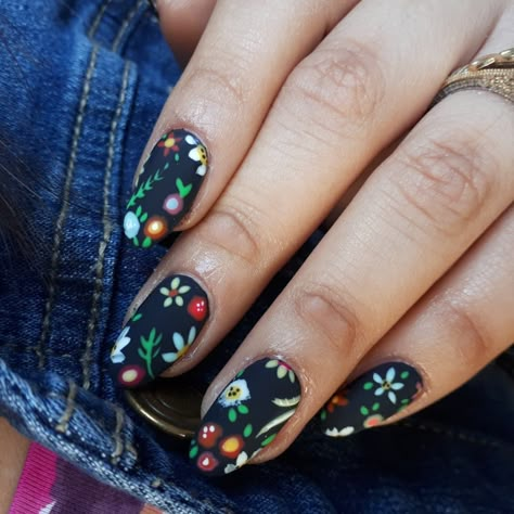 Black Nails With Floral Design, Gothic Floral Nails, Dark Green Nails With Flowers, Dark Flower Nails, Ball Nail Ideas, Latina Nail Ideas, Dark Floral Nails, Nail Designs With Black, Black Nails With Flowers