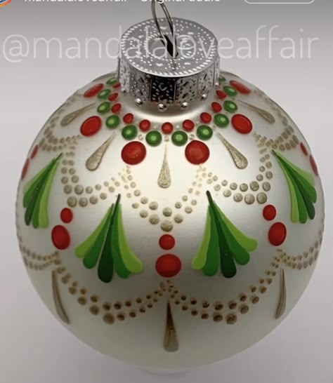 How To Paint Ornament Balls, Dot Painted Ornaments, Painted Round Ornaments, Dot Painted Christmas Ornaments, Painted Glass Ornaments Diy Christmas, Christmas Bulbs Ornaments Diy, Painting Christmas Balls, Dot Christmas Ornaments, Christmas Dot Art