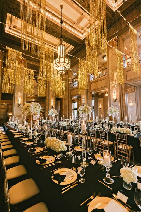 Great Gatsby Wedding Table Setting, The Great Gatsby Table Decor, Great Gatsby Party Ideas Decorations, Roaring 20s Table Decor, Great Gatsby Reception, Roaring 20s Table Decorations, 20s Wedding Decor, Black And Gold Formal Party Decorations, Roaring 20s Themed Wedding