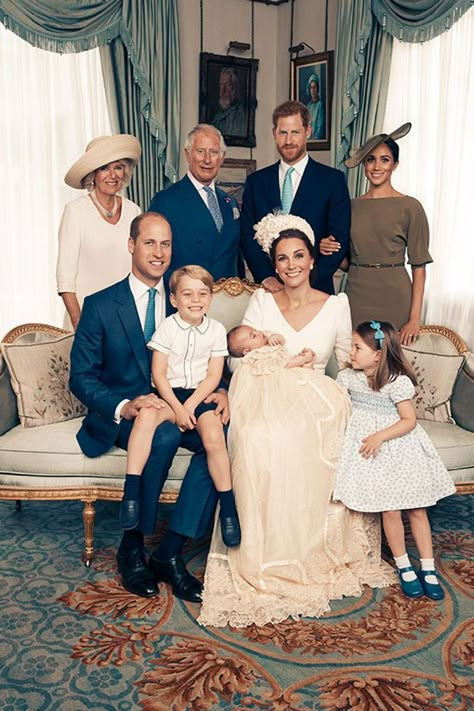 British Royal Family Portraits - Official Portraits of the Royal Family Principe William Y Kate, Royal Family Portrait, Young Queen Elizabeth, Prince William Et Kate, William E Kate, Royal Family Pictures, Photo Tag, Principe William, Prince Charles And Camilla