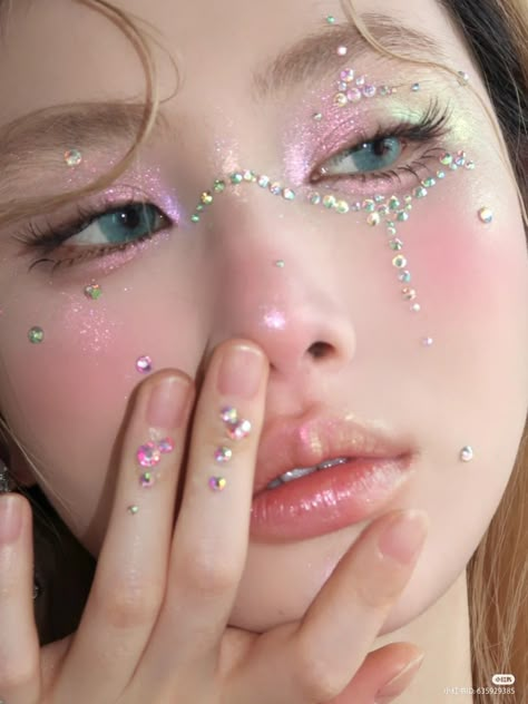 Douyin Makeup With Gems, Soft Fairy Makeup, Futuristic Makeup Looks, Gem Makeup, Futuristic Makeup, Concert Makeup, Rhinestone Makeup, Doll Eye Makeup, Cute And Aesthetic