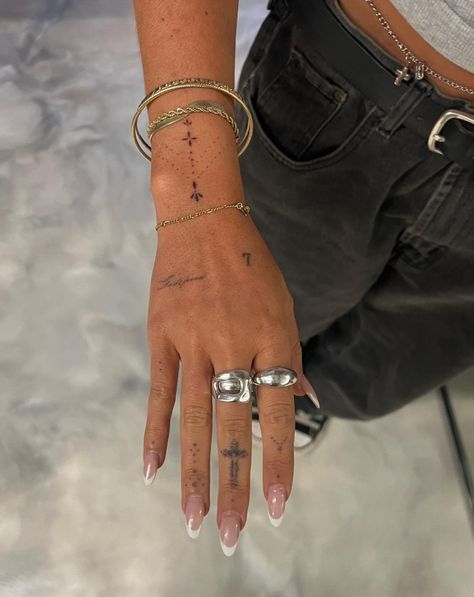 Tattoo Main, 27 Tattoo, Sophia Birlem, Hand And Finger Tattoos, Finger Tattoo Designs, Small Pretty Tattoos, Petite Tattoos, Hand Tattoos For Women, Wrist Tattoos For Women