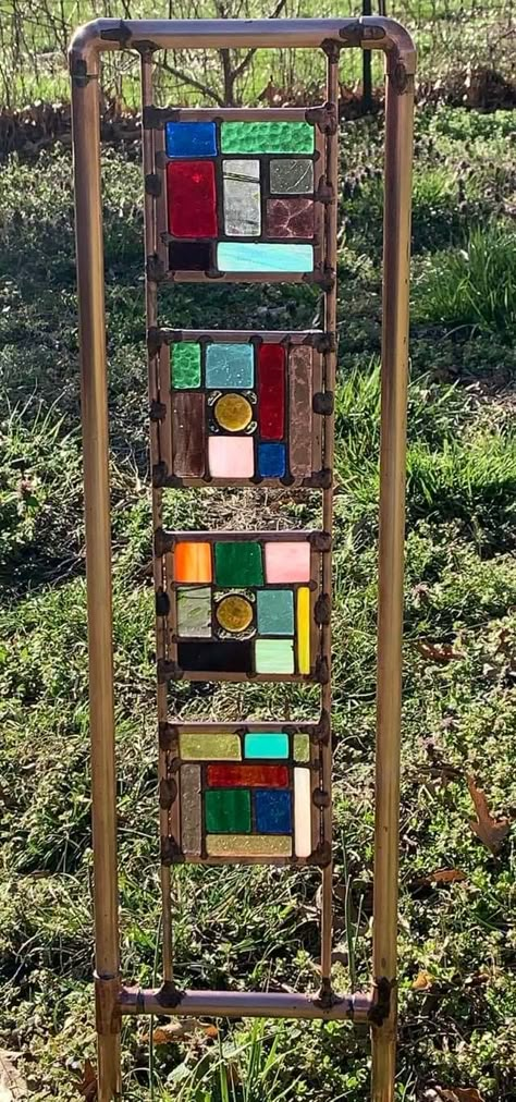 Stained Glass In The Garden, Home Yard Design, Stained Glass Garden Stakes, Stained Glass Yard Art, Glass Garden Stakes, Stained Glass Garden Art, Stained Glass Garden, Glass Yard Art, Hanging Stained Glass